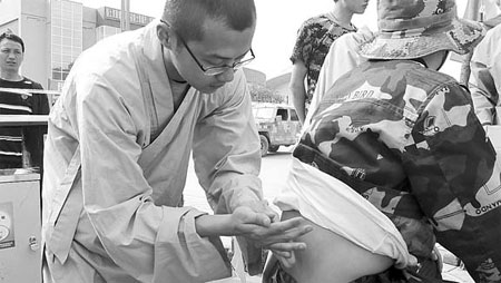 Shaolin monk doctors assist earthquake victims