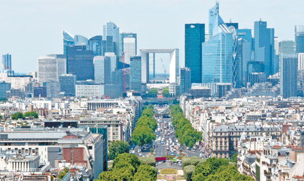 Grande Arche of Paris in a sorry state