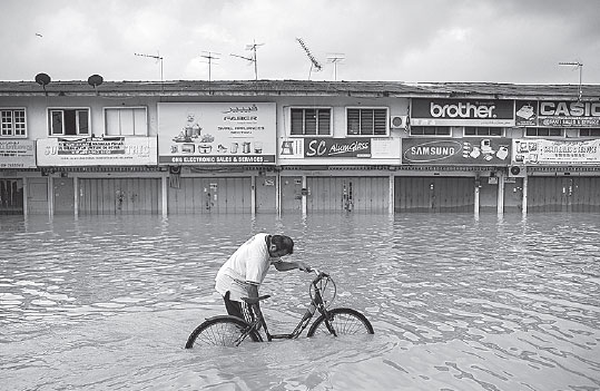 Worst flooding in decades hits Malaysia