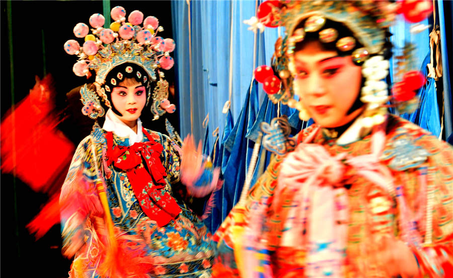 Opera troupe tours remote Henan villages