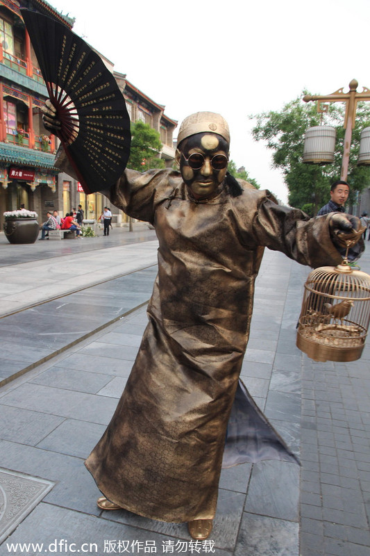 Living statues of old Beijingers appear