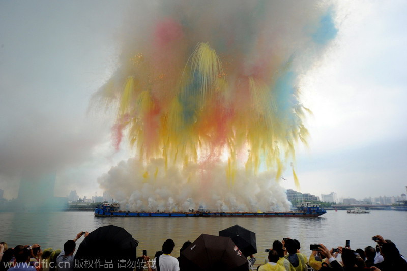 Artist wows Shanghai with display of day-time fireworks