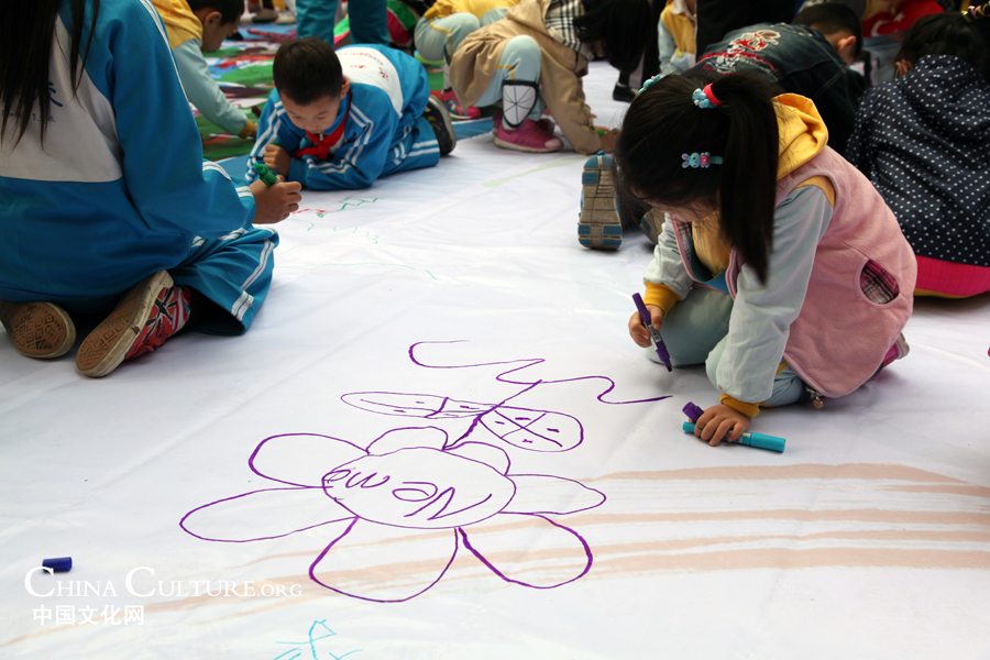 Flag of Peace painting exhibition held in Beijing