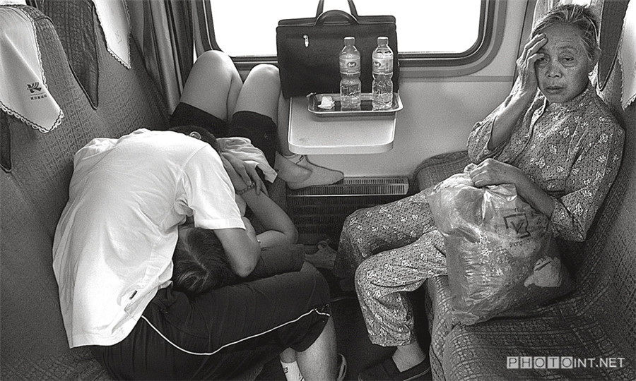 Photographer captures Chinese on the train