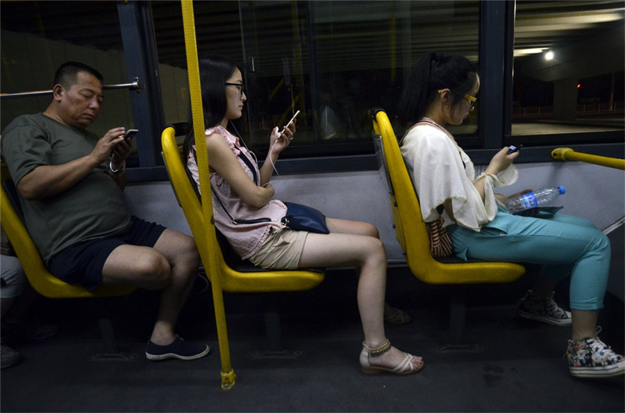 Photographer captures China's love affair with cellphones