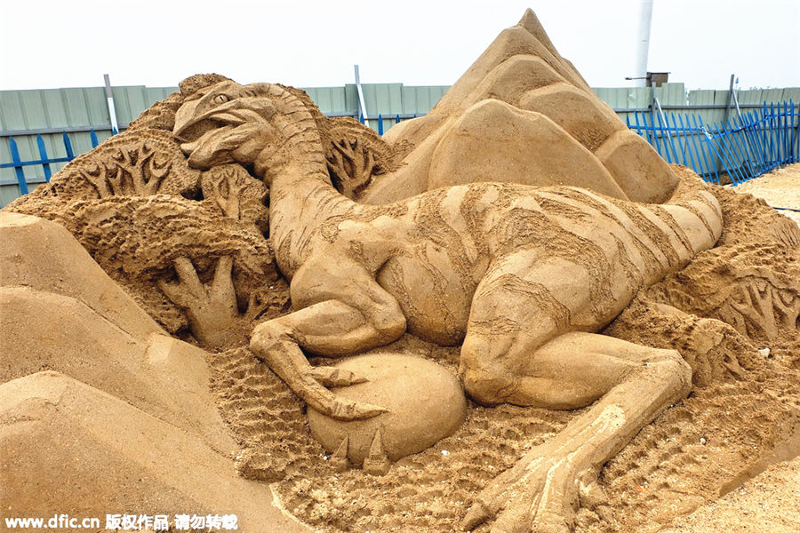 Vivid sand sculptures attract visitors in Hunan