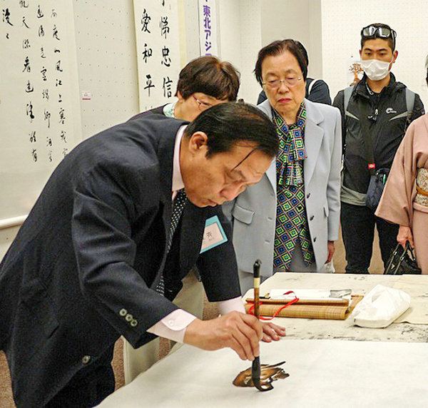 Chinese and Japanese calligraphy and ink paintings shine in Tokyo