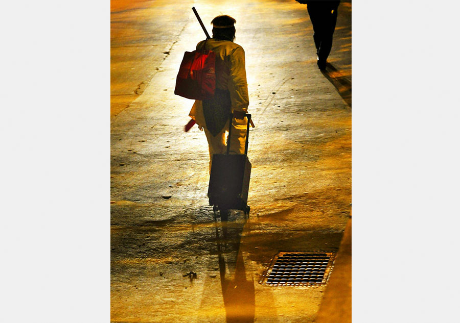 Street performers after darkness falls