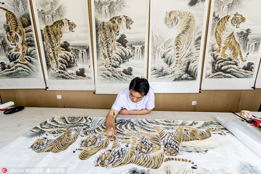 Villagers in Henan dedicated to tiger paintings