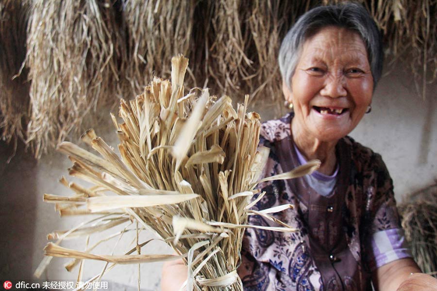 Woman keeps art of making straw rain cape alive