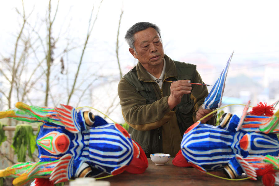 One man keeping traditional festoon-making alive