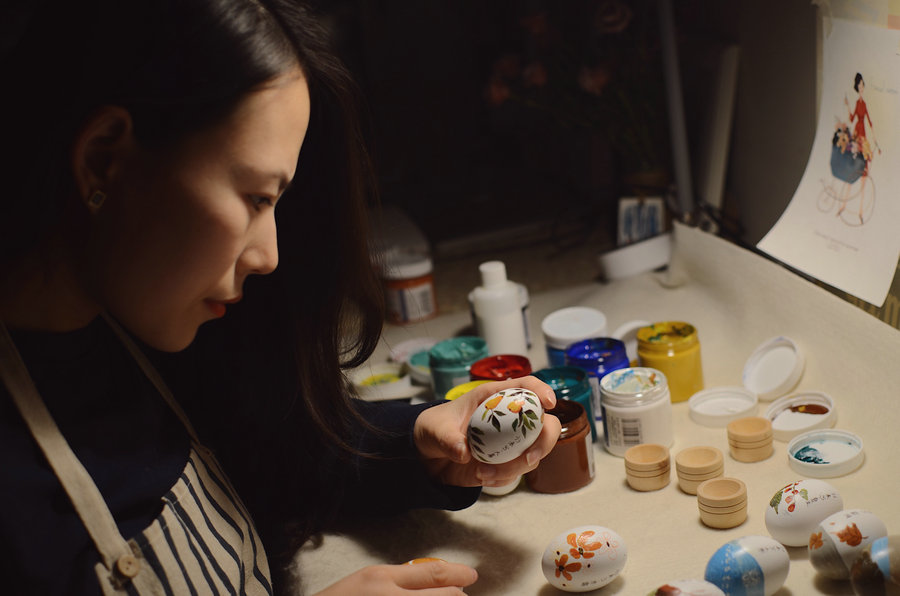 Young artist swaps conventional canvas for eggshells