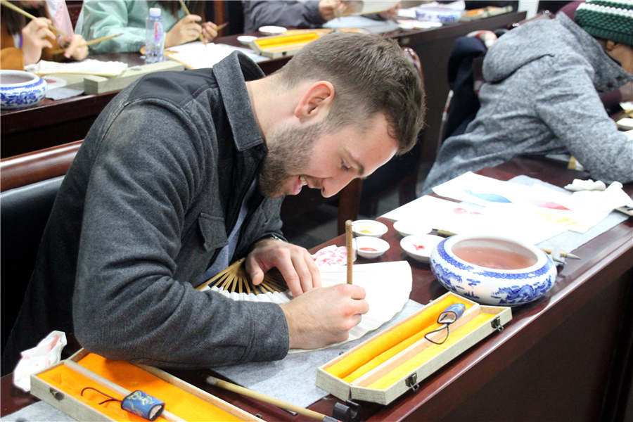 Foreigners experience Chinese fan art in Suzhou