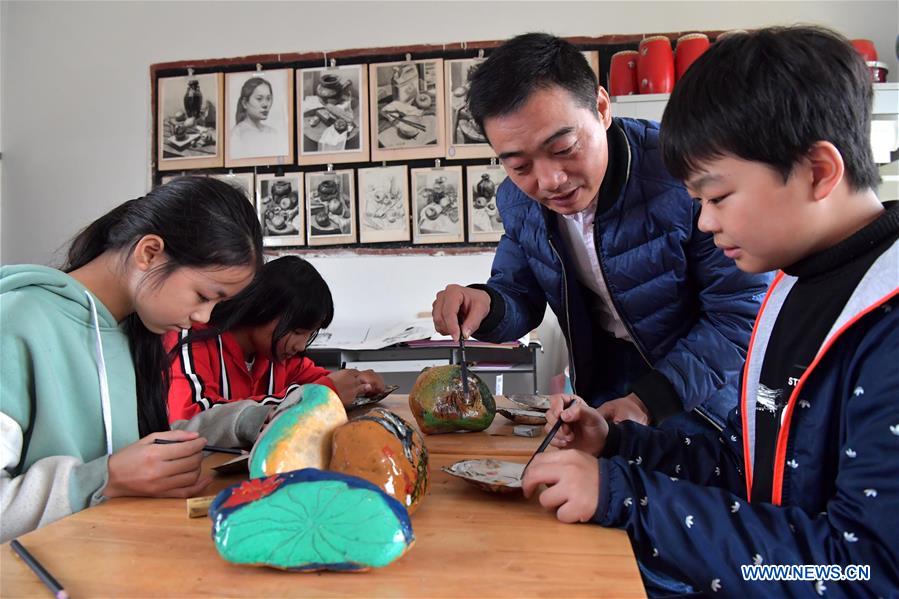 Students learn shell paintings in school of Jiangxi