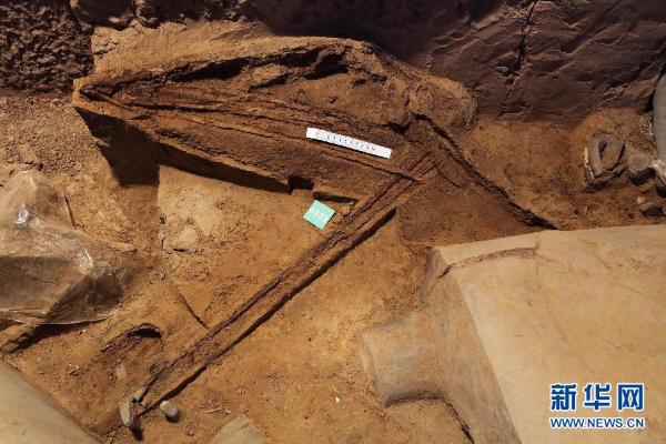 Complete crossbow found in pit of Xi'an