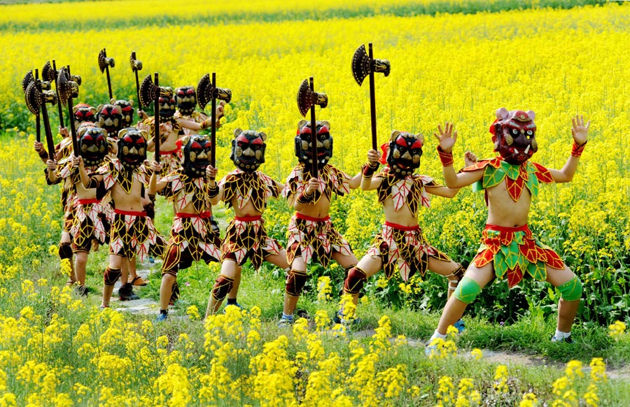 Nuo dance performed in picturesque Wuyuan