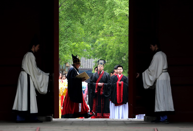 Ritual honors Confucius, parents