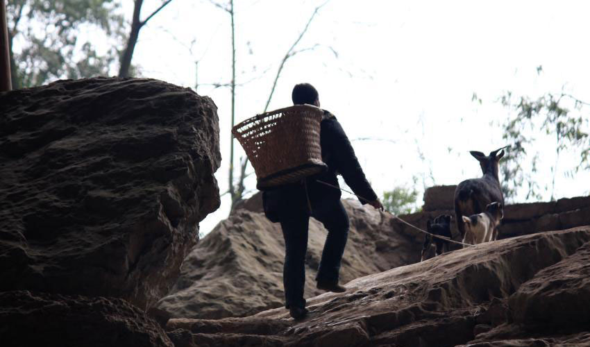 The last cave-dwelling tribe in Asia