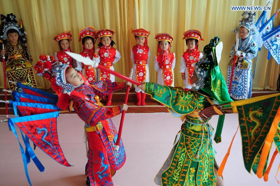 Children practice Peking opera in E China