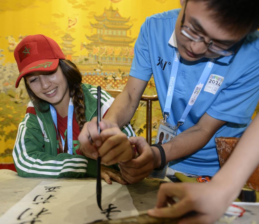 Foreign Youth Olympic Games athletes experience Chinese culture