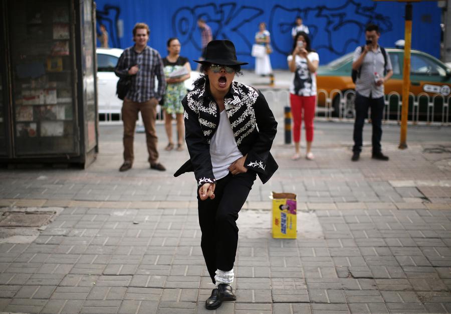 Beijing's MJ impersonator a 'thriller' for crowds