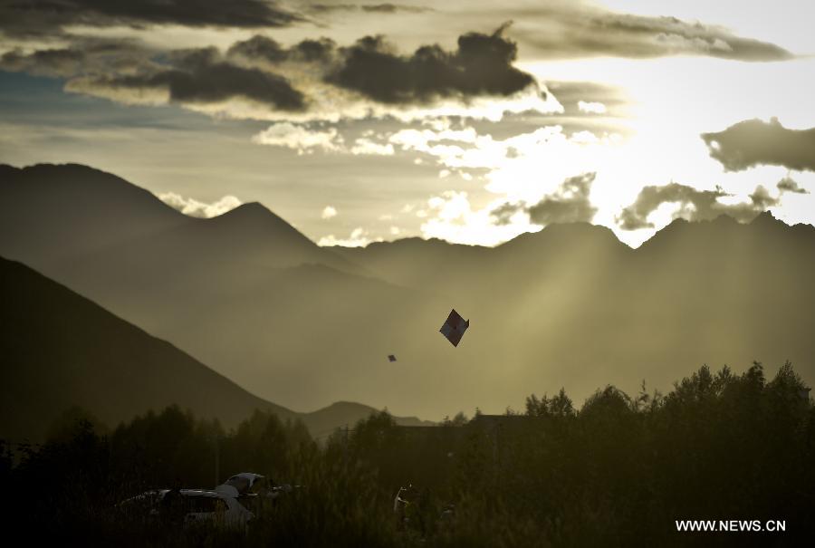 Traditional 'fight kites' seen in Lhasa