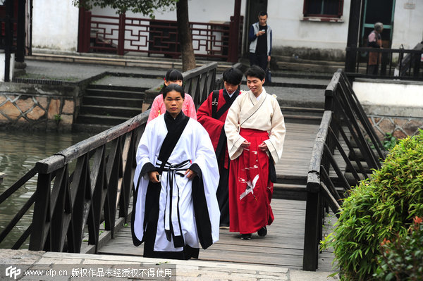 Han costumes parade in Xitang ancient town