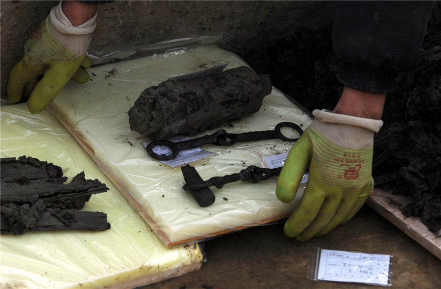 Animal figurines, body found in ancient tomb