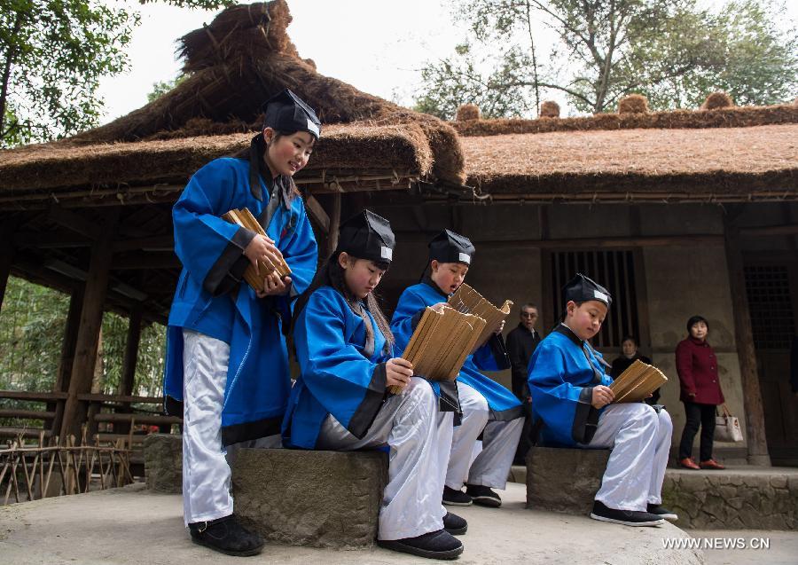 Chengdu citizens visit Du Fu Thatched Cottage to mark Human Day