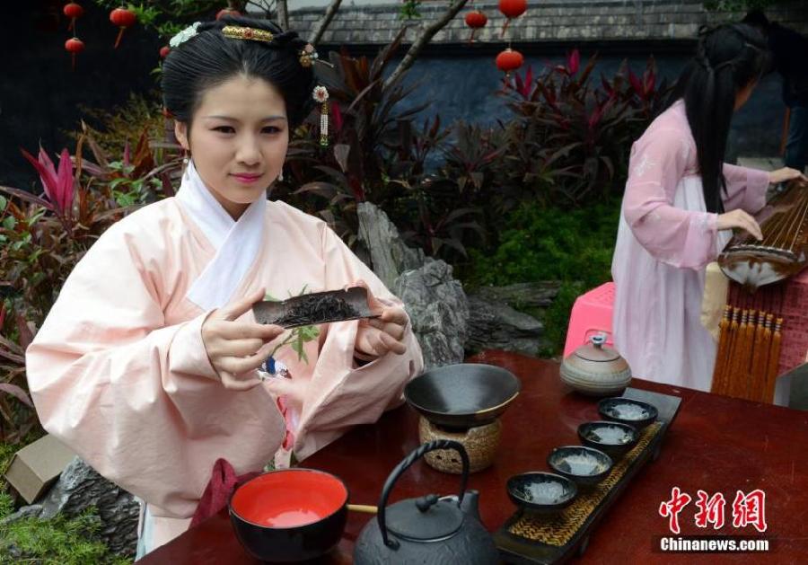 Beauties in Hanfu worship Flora in Fujian