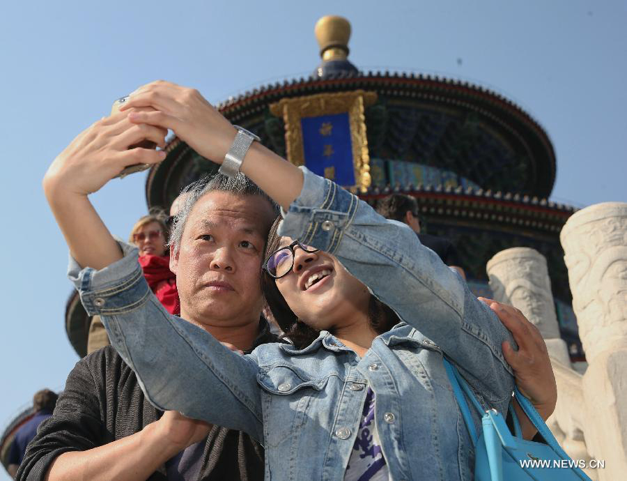 Jury of 5th Beijing Int'l Film Festival visit Temple of Heaven