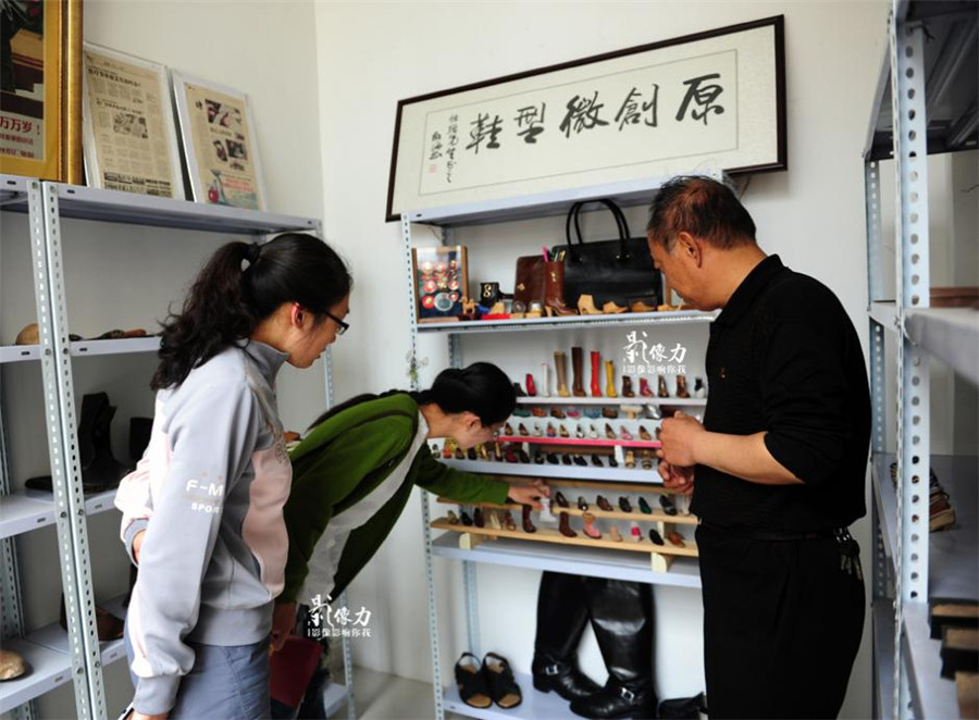 Shoemaker makes miniature leather shoes in Jinan