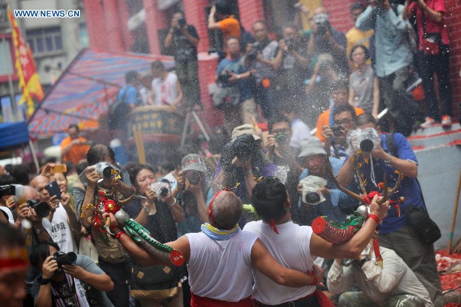 Drunken Dragon Festival held to celebrate Buddha's birthday in Macao