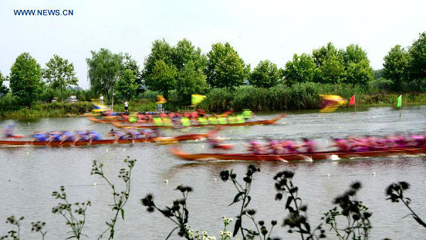 Dragon boat race held to celebrate upcoming Duanwu Festival around China