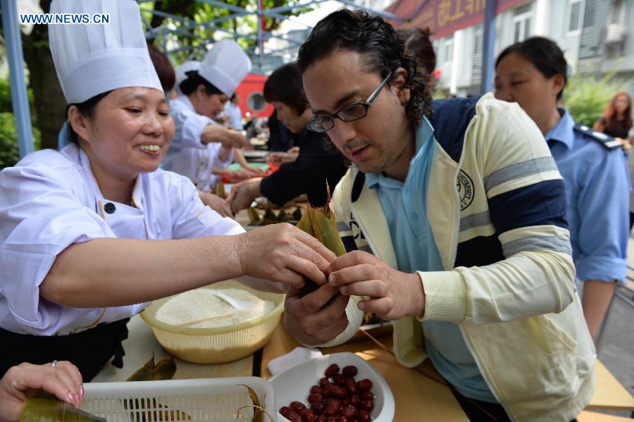 Foreign students celebrate the Gragon Boat Festival in China's Shanghai