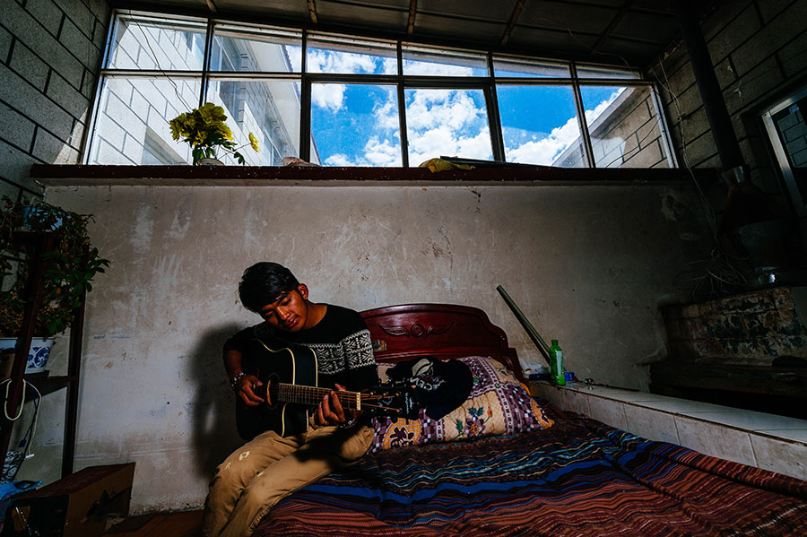 Thangka painter in SW China's Tibet