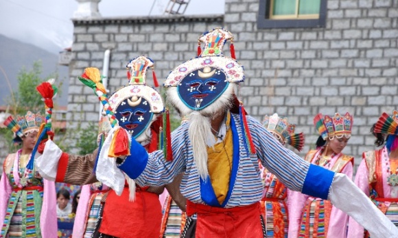 Tibetan opera draws old and young