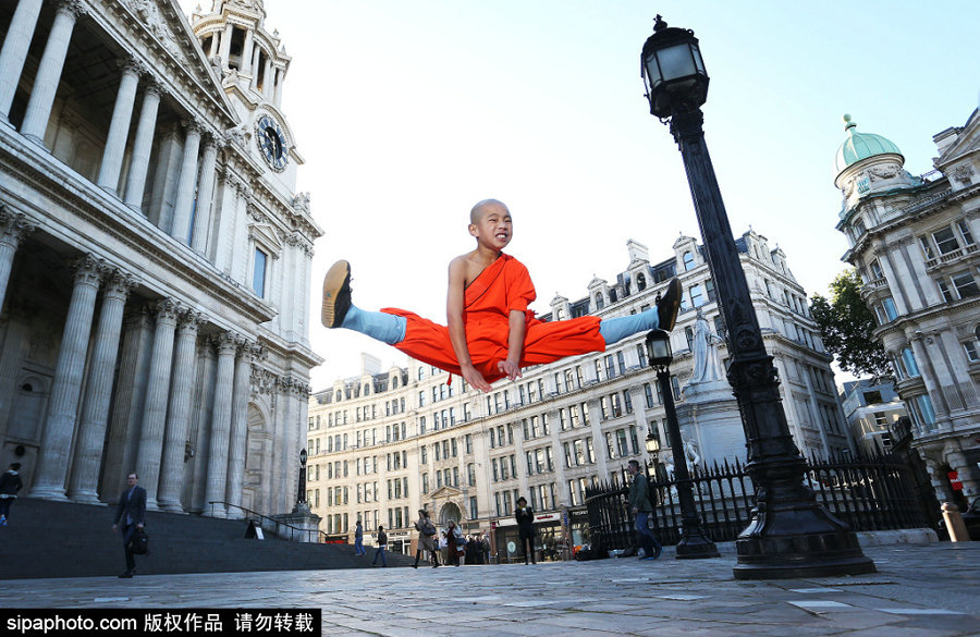 Shaolin monks display kung fu skills in London