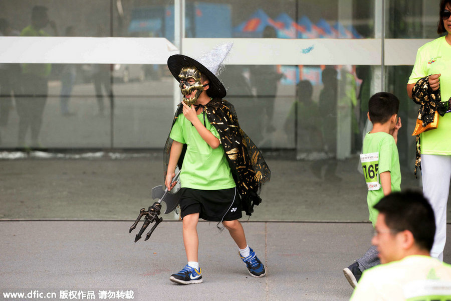 Parent-child marathon with Halloween style shines in Shenzhen