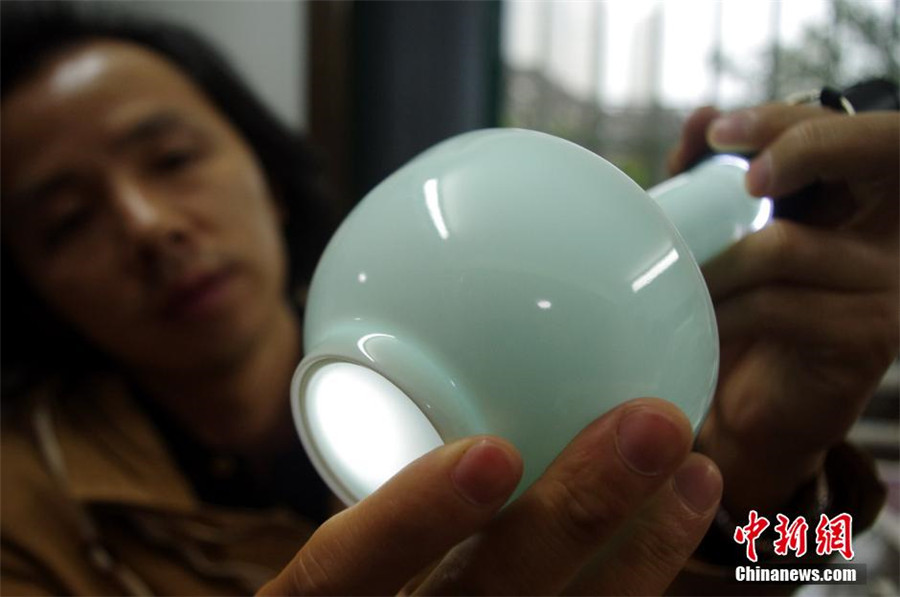 Inheritors of ceramic painting in E China's Jingdezhen