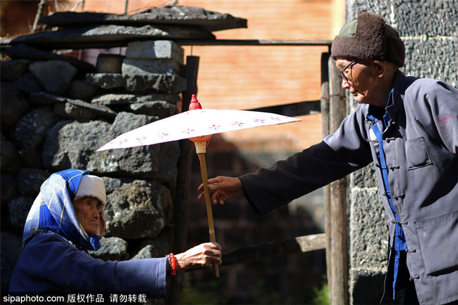 Inheritor preserves old tradition of making oil paper umbrella