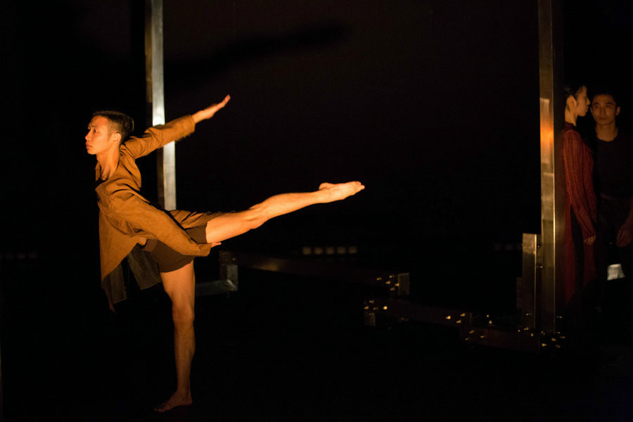 Solo dance in darkness: retelling Xuan Zang's legendary journey