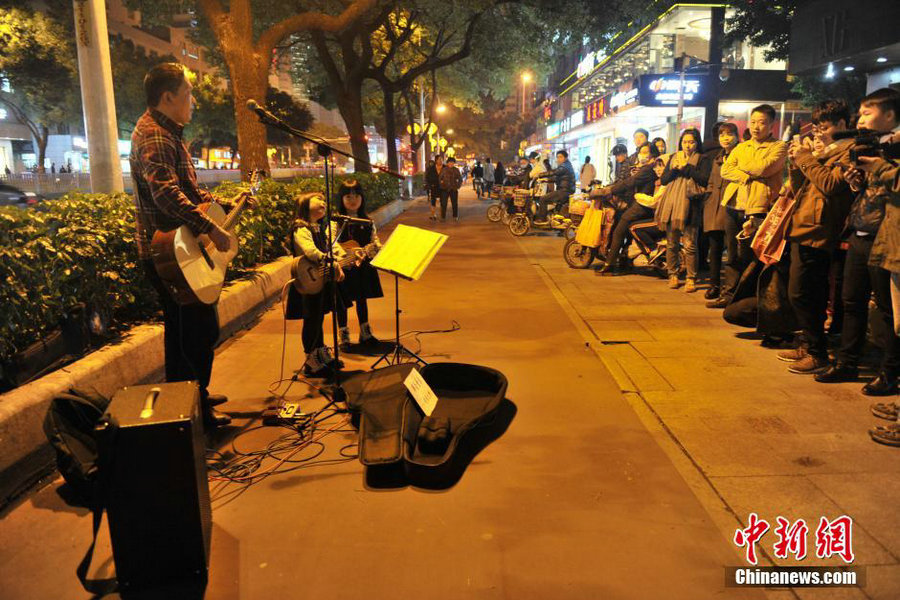 Six-year-old twin street musicians tour with their father