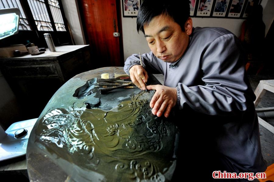 Inkstone carver passes on traditional skill