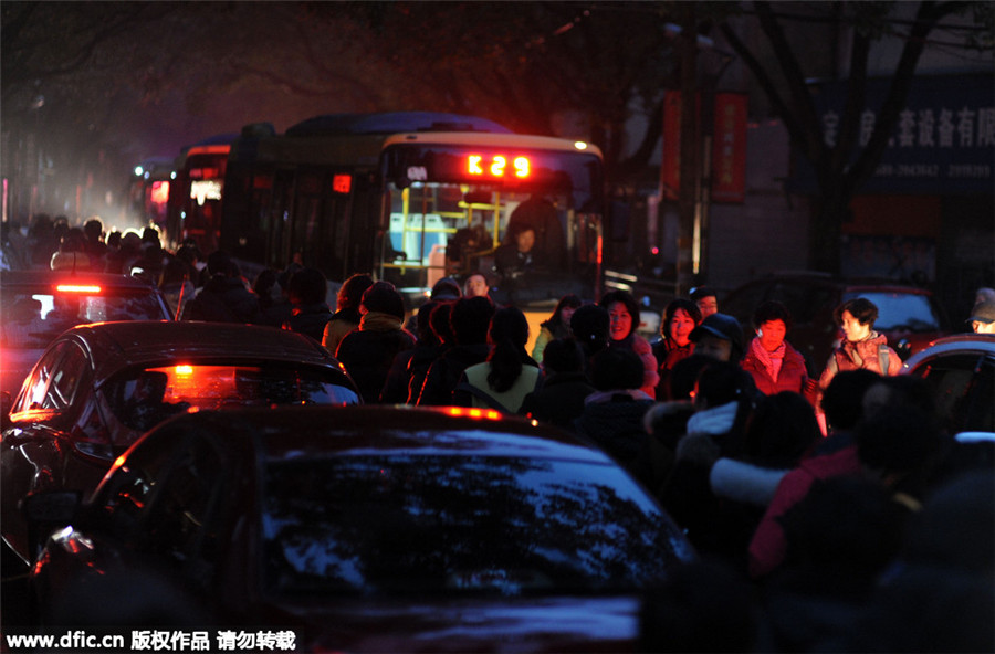 People line up for Laba congee