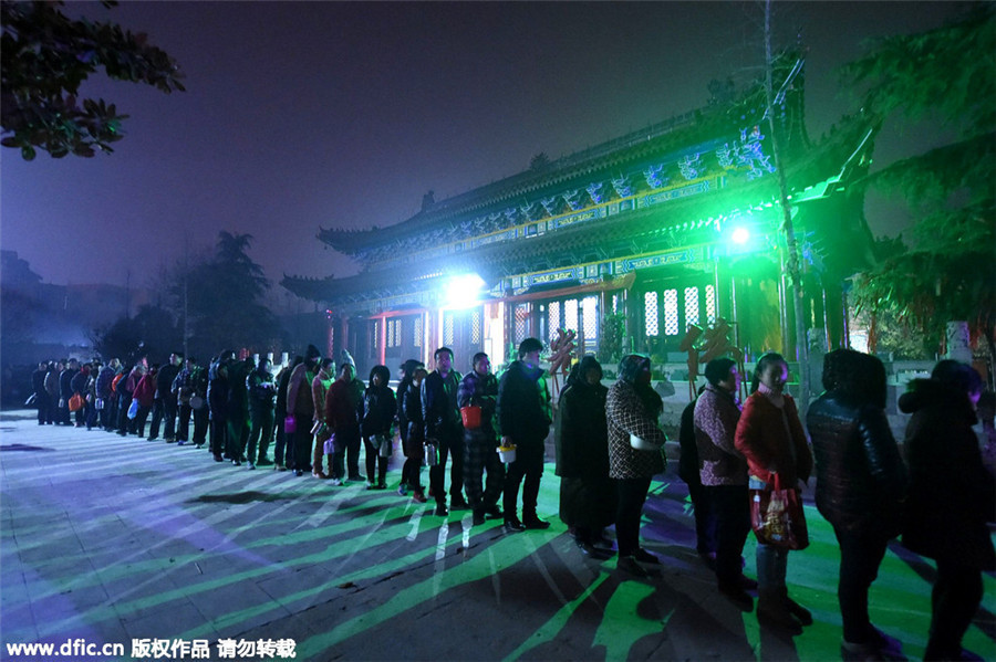 People line up for Laba congee