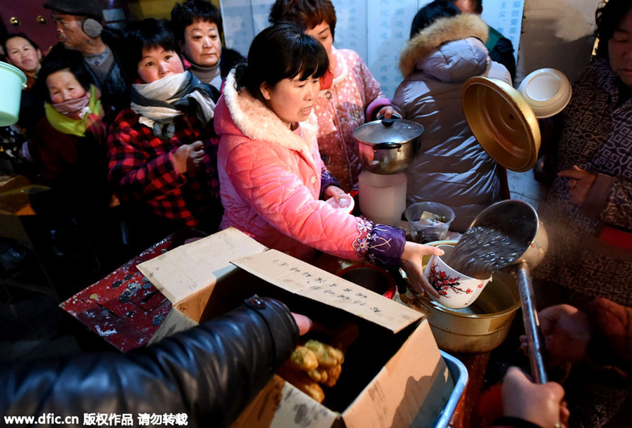 People line up for Laba congee