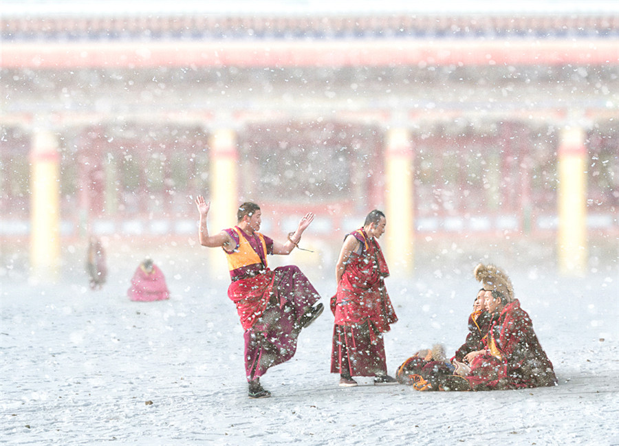 Stunning images of devout Tibetan Buddhist pilgrims in winter