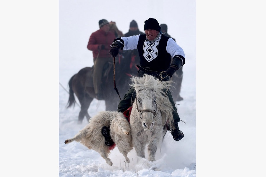 Herdsmen in Xinjiang take part in folk activities in winter