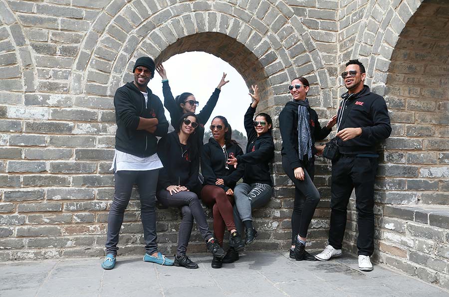 Cuban dance troupe visits Great Wall